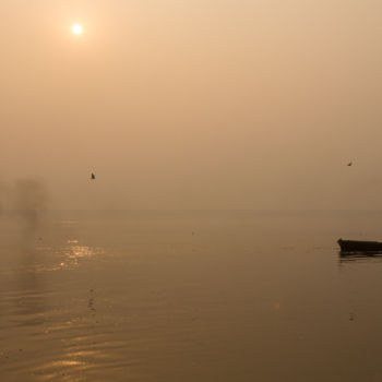 Photographie intitulée "Aube sur le Gange" par Olivier Philippot, Œuvre d'art originale