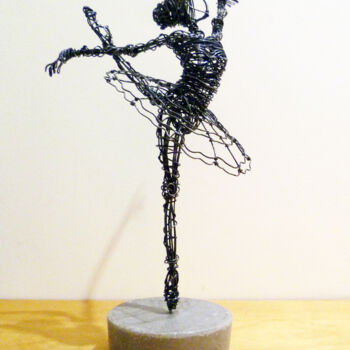 Sculpture titled "Sculpture ballerine…" by Diana Delaplace, Original Artwork, Wire