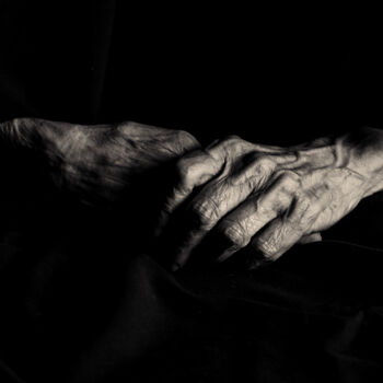 Photographie intitulée "Les mains croisées" par Didier Bloch, Œuvre d'art originale, Photographie numérique