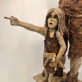 Sculpture intitulée "L'enfant montre !" par Didier Mori, Œuvre d'art originale, Carton