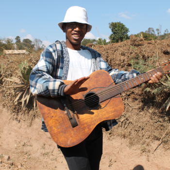 Fotografía titulada "guitariste malgache" por Didier Piron, Obra de arte original