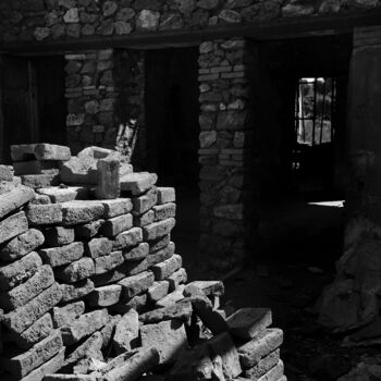 Photographie intitulée "Light in the ruins" par Dimitrios Paterakis, Œuvre d'art originale, Photographie numérique