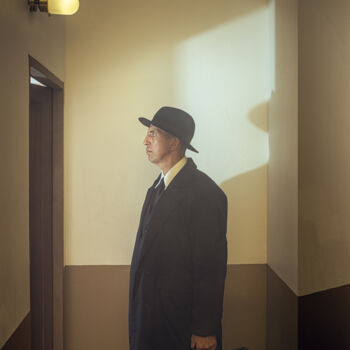 Fotografía titulada "The man by the door." por Dmitry Ersler, Obra de arte original, Fotografía digital