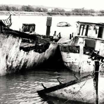 Photographie intitulée "Cimetière de bateaux" par Dol, Œuvre d'art originale