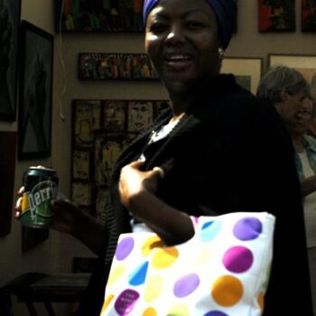 Photographie intitulée "la dame au sac à po…" par Dominick, Œuvre d'art originale, Autre