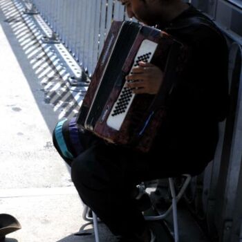 Photographie intitulée "l'accordéoniste" par Dominick, Œuvre d'art originale, Autre
