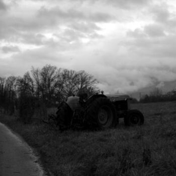 Photographie intitulée "le tracteur encore…" par Dominick, Œuvre d'art originale