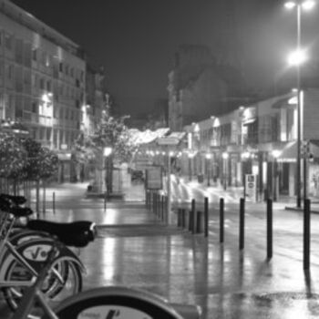 Photographie intitulée "Rue de Caen la nuit" par Dominique Goujard, Œuvre d'art originale