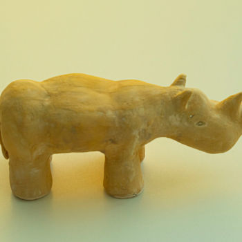 Scultura intitolato "The last white Rhino" da Rey, Opera d'arte originale, Ceramica