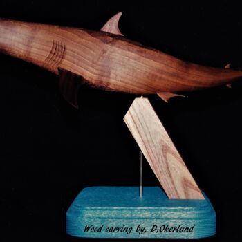 Sculpture intitulée "WALNUT SHARK" par Douglas Okerlund, Œuvre d'art originale, Bois