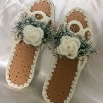 Artisanat intitulée "Chaussons pantoufle…" par Art Au Tricot, Œuvre d'art originale