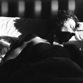 Fotografie getiteld "Nathalie laid down…" door Sara Durand, Origineel Kunstwerk, Film fotografie