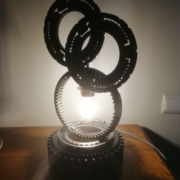 Художественная композиция под названием "Lampe super8" - Anthonin Dusseaux (DUSSBAR), Подлинное произведение искусства, Стол…