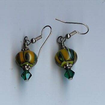 Design intitulée "Green & Gold Earrin…" par Art By Linda, Œuvre d'art originale