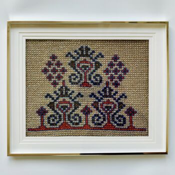 Textile Art titled "Couronnes sur un fo…" by Ek, Original Artwork, Embroidery Mounted on Glass