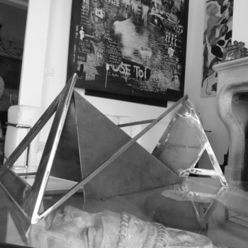 Skulptur mit dem Titel "EldeKan "Triangles"" von Eldekan, Original-Kunstwerk, Metalle