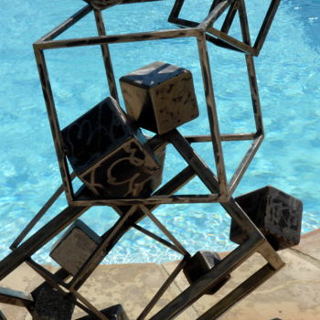 제목이 "EldeKan "Big Cubes""인 조형물 Eldekan로, 원작, 금속