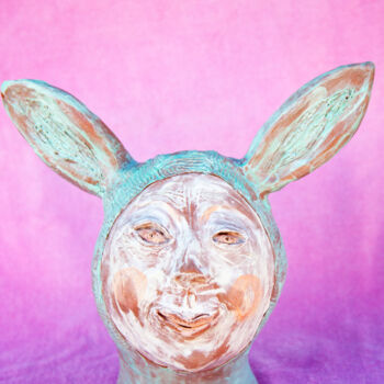 Scultura intitolato "Giordano the Hare" da Elena Uljancic, Opera d'arte originale, Ceramica