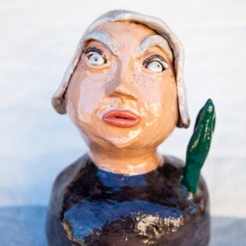 Skulptur mit dem Titel "The old lady with c…" von Elena Uljancic, Original-Kunstwerk, Keramik