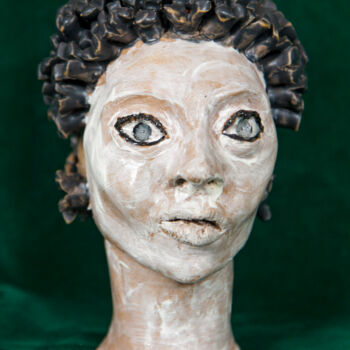 Skulptur mit dem Titel "Mrs Ornella" von Elena Uljancic, Original-Kunstwerk, Keramik