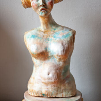 Skulptur mit dem Titel "Hana" von Elena Uljancic, Original-Kunstwerk, Keramik