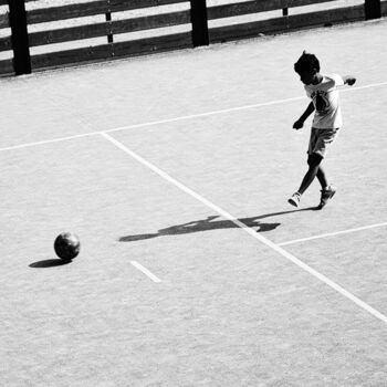 Photographie intitulée "The ball #2" par Elena Raceala, Œuvre d'art originale, Photographie numérique