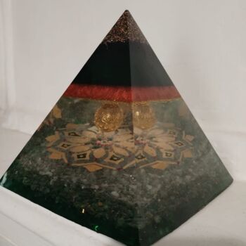 Sculpture intitulée "Pyramide orgonite f…" par Elina, Œuvre d'art originale, Résine