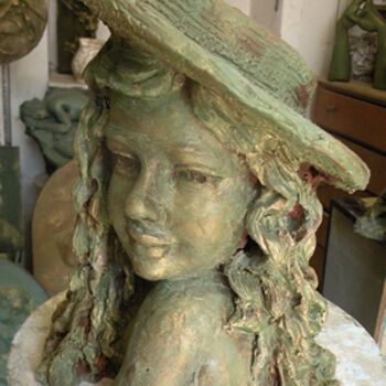 Sculpture intitulée "BIMBA CON CAPPELLO" par Mastro Elio, Œuvre d'art originale, Céramique