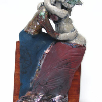 Скульптура под названием "amoureux assis 4" - Elisabeth Brainos, Подлинное произведение искусства, Терракота
