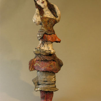 Скульптура под названием "belle se coiffant" - Elisabeth Brainos, Подлинное произведение искусства, Глина