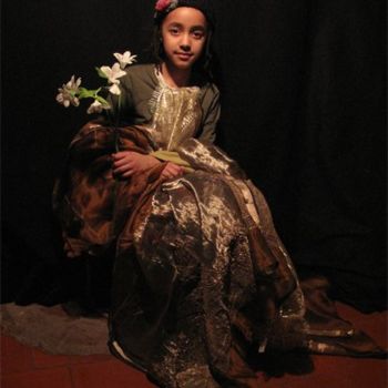 Photographie intitulée "Melissa au bouquet" par Elisabeth Brainos, Œuvre d'art originale