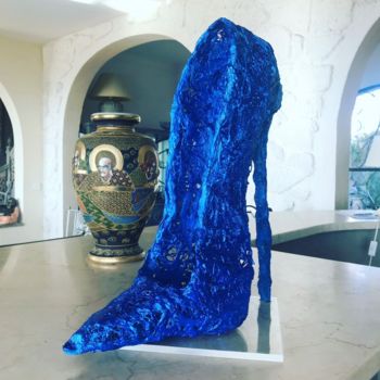 Skulptur mit dem Titel "Escarpin bleu" von Elisabeth D'Equainville, Original-Kunstwerk, Gips