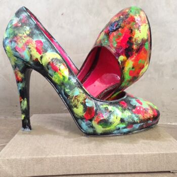 Скульптура под названием "Chaussures dépareil…" - Elisabeth D'Equainville, Подлинное произведение искусства, Смола