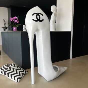 Escultura titulada "Escarpin Chanel" por Elisabeth D'Equainville, Obra de arte original, Resina