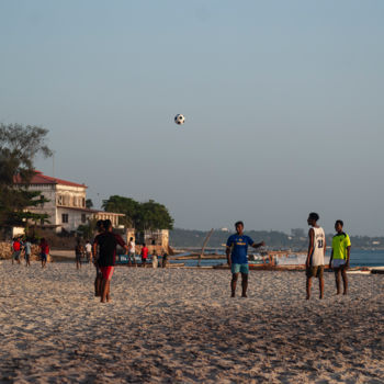 Photographie intitulée "Ballon de foot.jpg" par Elisabeth Laplante, Œuvre d'art originale, Photographie numérique