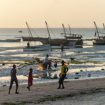 Fotografia intitolato "football à Zanzibar…" da Elisabeth Laplante, Opera d'arte originale, Fotografia digitale
