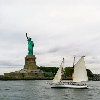 Photographie intitulée "Statue of Liberty w…" par Emaga Travels By Emaga Art, Œuvre d'art originale, Photographie numérique