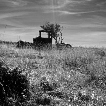 Photography titled "Le tracteur abandon…" by Emilie Reydon, Original Artwork