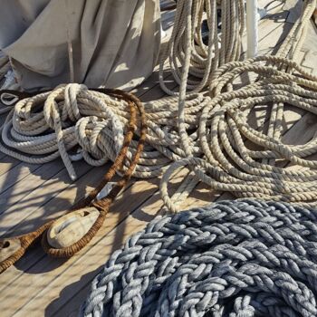 Photographie intitulée "Les cordages du nav…" par Emma Laflute, Œuvre d'art originale, Photographie numérique