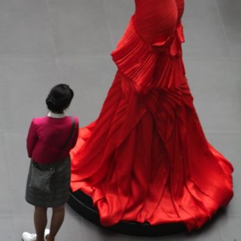 Fotografía titulada "woman and the red c…" por Emmanuel Jahan, Obra de arte original