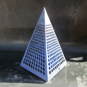 Escultura titulada "piramide prussian b…" por Ennio, Obra de arte original, Terracota