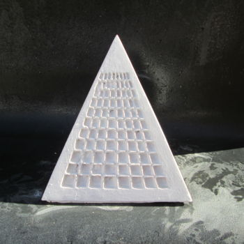 Скульптура под названием "piramide bianca - o…" - Ennio, Подлинное произведение искусства, Терракота