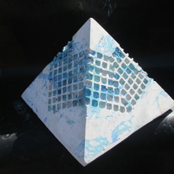 Sculptuur getiteld "la piramide della m…" door Ennio, Origineel Kunstwerk, Gietwerk