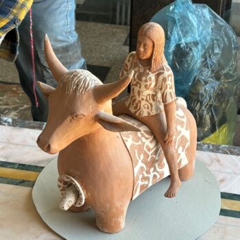 Escultura intitulada "Donna su toro" por Enrico Petrolini, Obras de arte originais, Argila