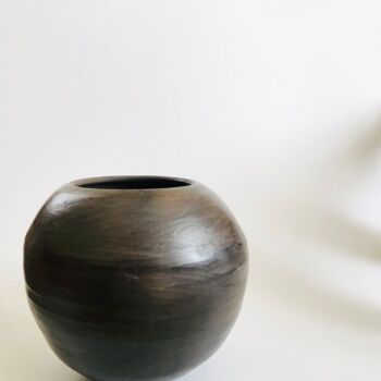 Skulptur mit dem Titel "SPHERE (Black Potte…" von Erdem Aybar, Original-Kunstwerk, Keramik