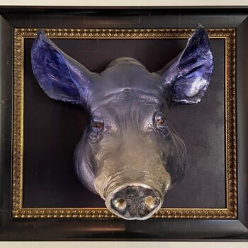 Sculptuur getiteld "Metallic Pig" door Eric Mellerio, Origineel Kunstwerk, Hars Gemonteerd op Frame voor houten brancard