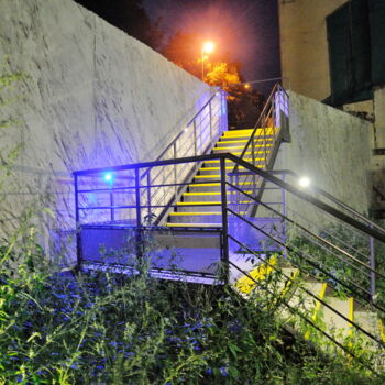 Photographie intitulée "Un escalier la nuit…" par Ernest Tosetti, Œuvre d'art originale, Photographie numérique