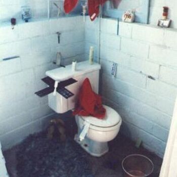 Fotografie mit dem Titel "Toilet with objects" von Esp---Art, Original-Kunstwerk