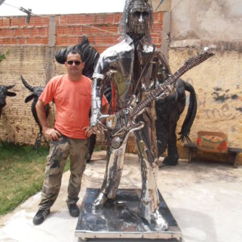 Skulptur mit dem Titel "GUITARRISTA EM INOX" von A.C Estanagel, Original-Kunstwerk