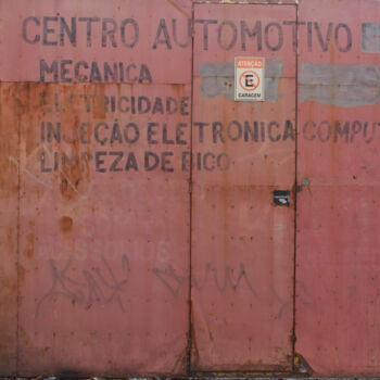 Fotografia intitolato "Garage door to what…" da E. Vargas, Opera d'arte originale, Fotografia digitale